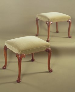 Par skamler, polstret, ca. 1710 (valnød) af English School